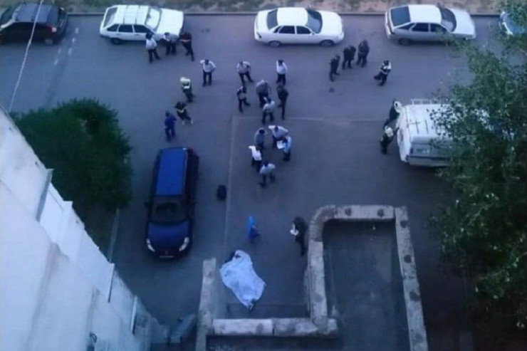 Atasının danladığı məktəbli qız özünü 13-cü mərtəbədən atdı