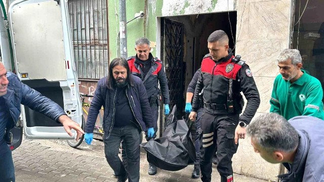Sevdiyi qızı ailəsinin yanında başından vurdu