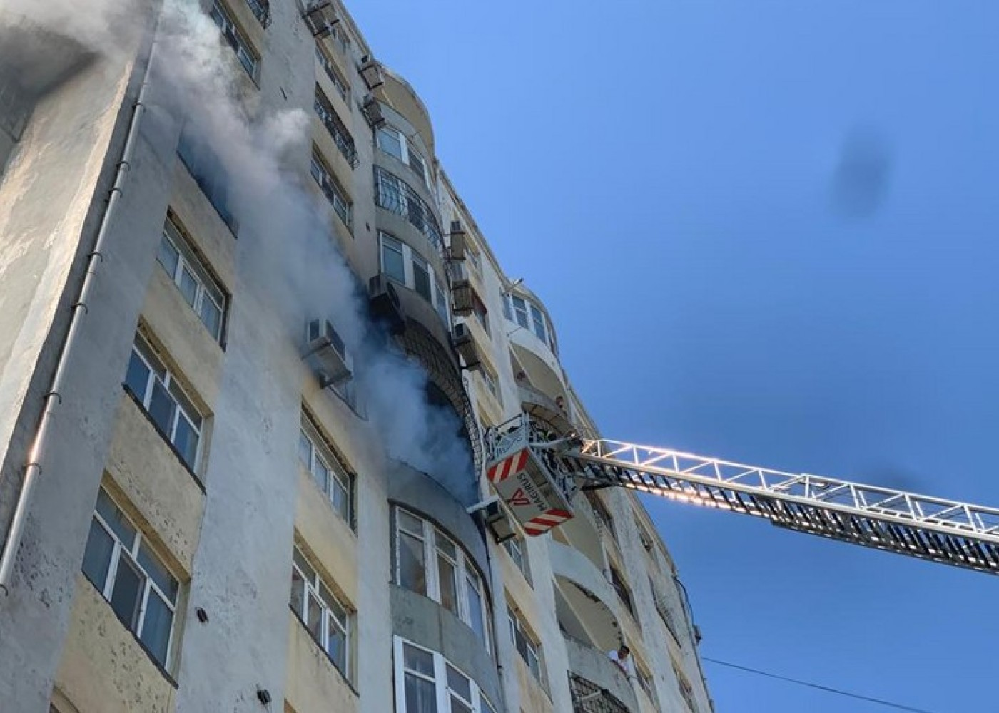 Çoxmərtəbəli yaşayış binasında yanğın