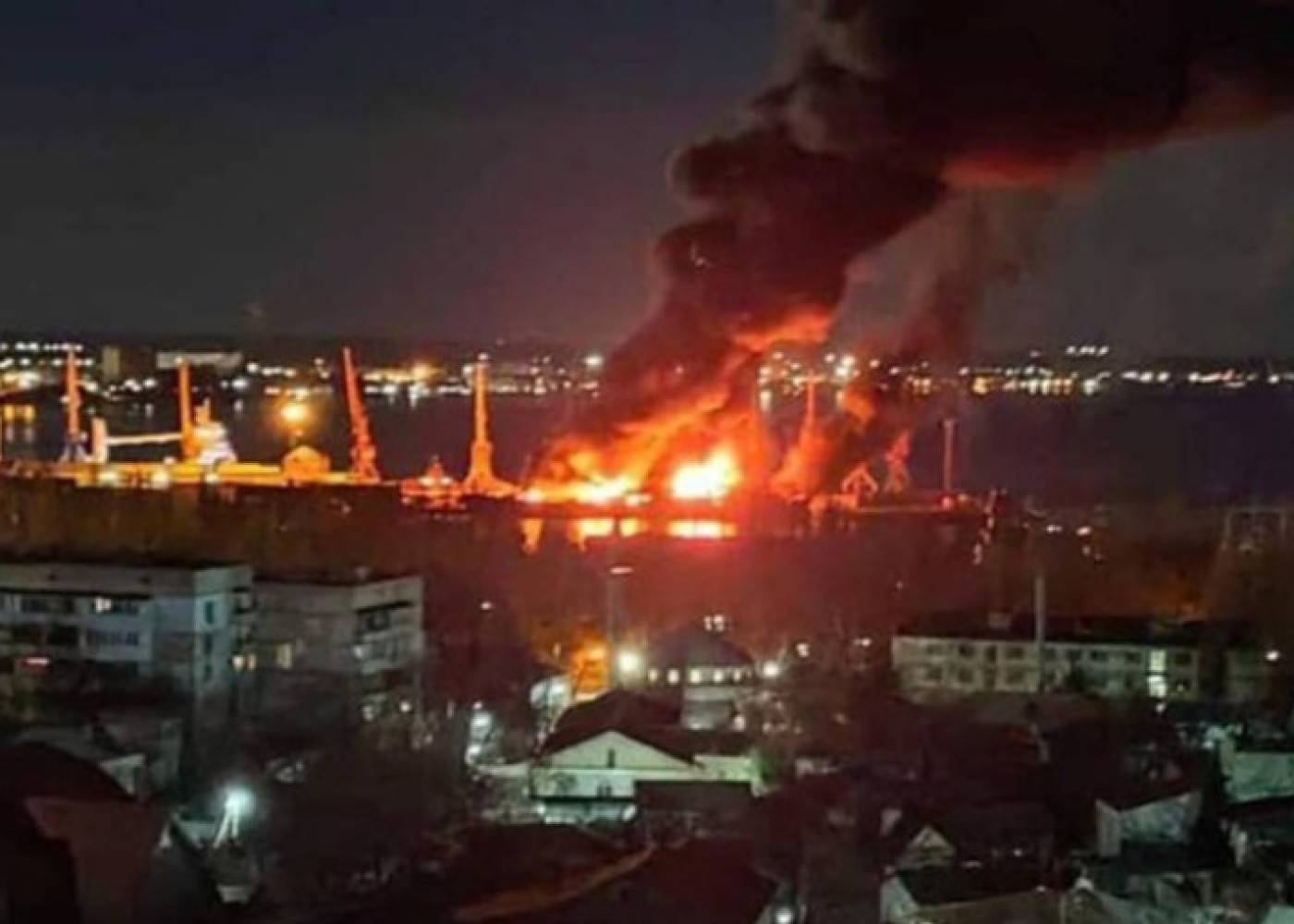 Rusiyanın böyük desant gəmisi VURULDU