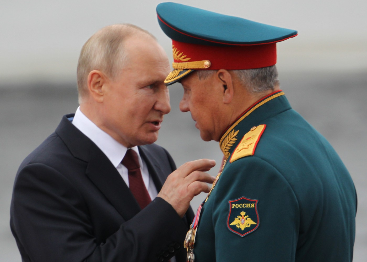 Şoyqu desant gəmisinin vurulması barədə Putinə məruzə etdi